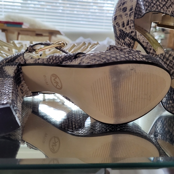 Michael Kors size 6 1/2 - Picture 6 of 6